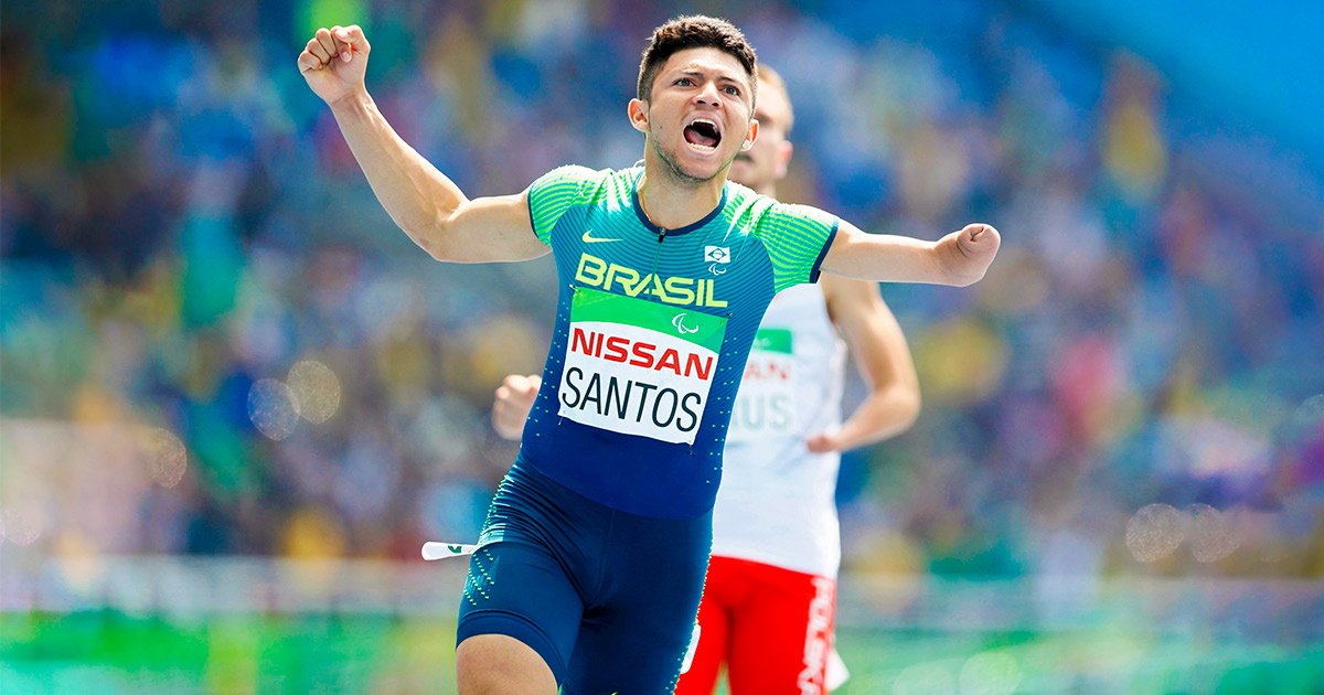 Para atleta brasileño Petrúcio Ferreira celebra gritando con los brazos extendidos  