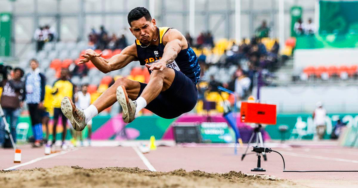 Para atleta realiza un salto largo en los Parapanamericanos Lima 2019
