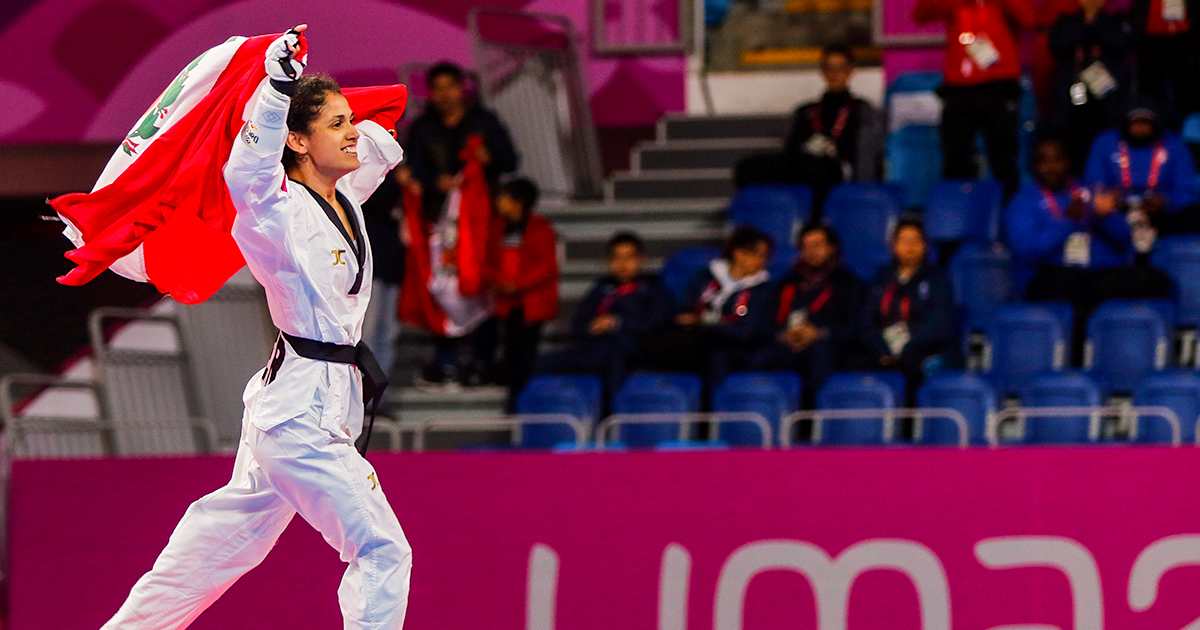 Angélica Espinoza celebrates her victory at Lima 2019 holding the Peruvian flag