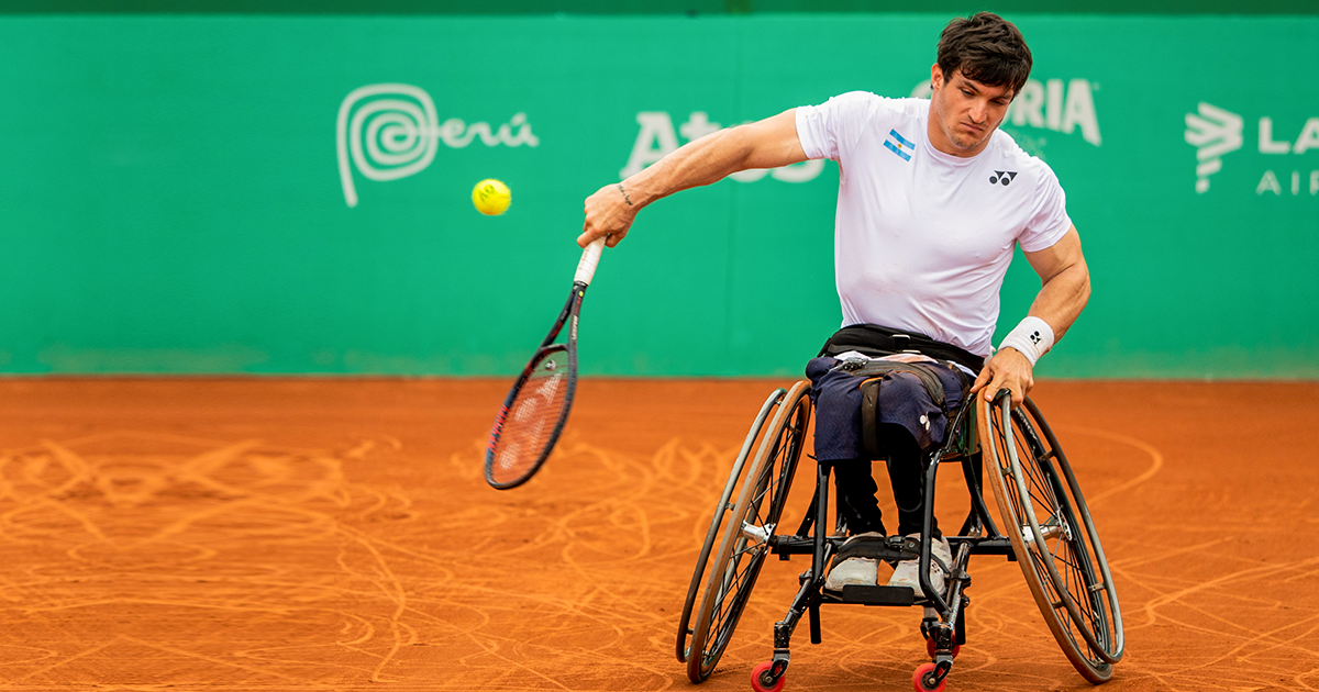 Gustavo Fernández durante un partido de tenis en silla de ruedas en Lima 2019