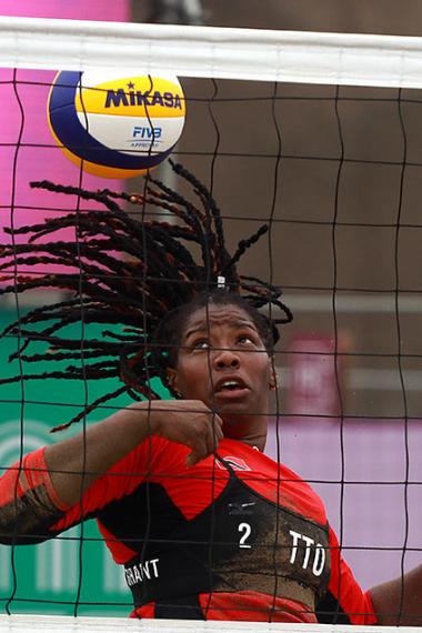 Reezha Grant intenta golpear el balón en la derrota de Trinidad y Tobado ante Costa Rica