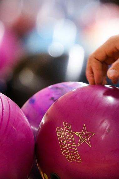 Conjunto de bolas de bowling agrupadas previo a competición en Villa Deportiva Nacional – VIDENA