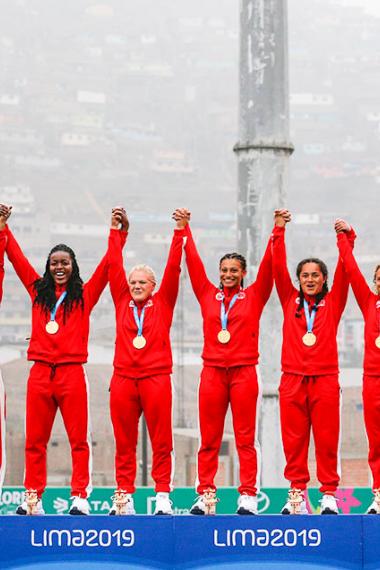 El equipo femenino canadiense de Rugby 7 con sus medallas de Oro