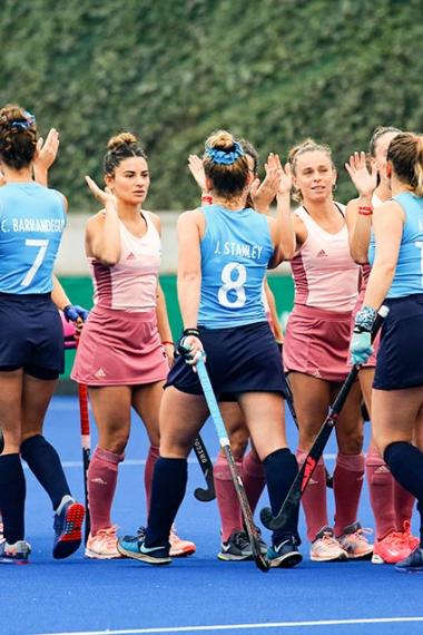 Las selecciones femeninas de Hockey de Argentina y Uruguay se saludan antes del partido, en Lima 2019 