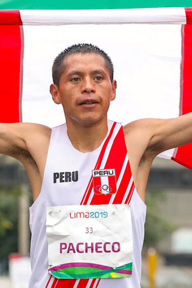 Christian Pacheco sostiene bandera peruana tras ganar la maratón masculina