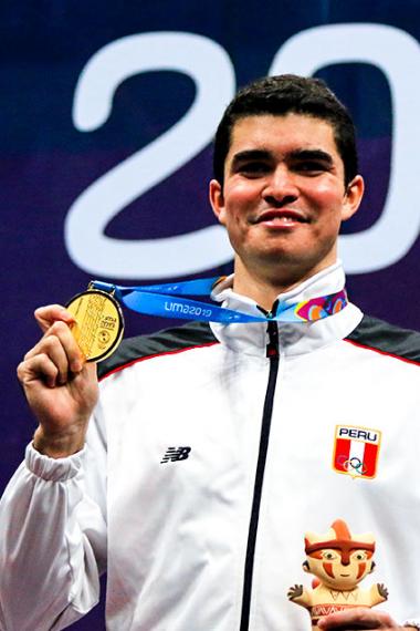Diego Elías sostiene su medalla de Oro en Lima 2019