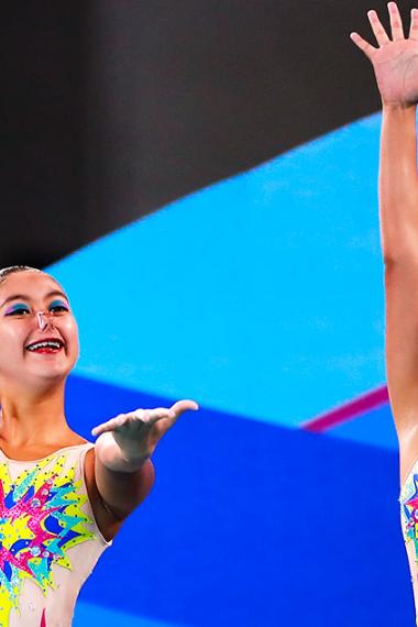 Fernanda Cruz Pineda y Grecia Mendoza Mendez saludando al público después de su notable participación, en los Juegos 2019, en la VIDENA.