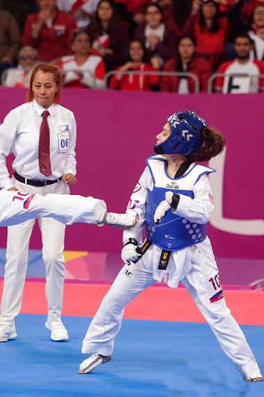 Sophie Gimeno de EE. UU. y Angelica Espinoza de Perú se enfrentan en Para taekwondo femenino K44 -49 kg en Lima 2019 en la Villa Deportiva Regional del Callao.