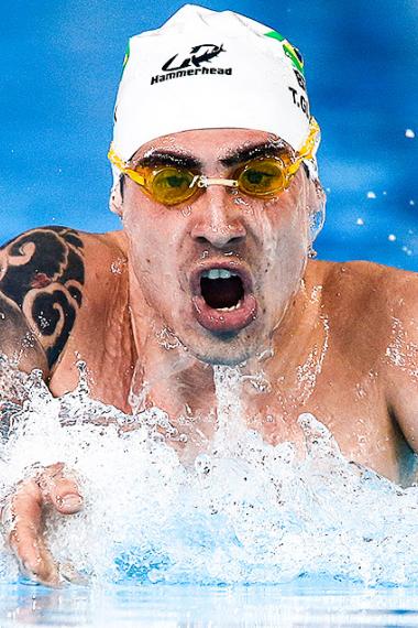Talisson Glock de Brasil toma una bocanada de aire en competencia de Para natación 200 m individual combinado hombres SM6 en la Villa Deportiva Nacional – VIDENA en Lima 2019.