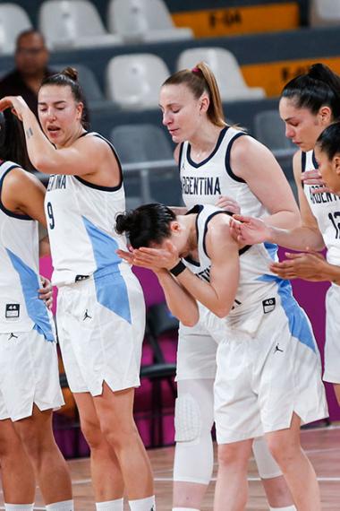 The women’s basketball team crying before the preliminary round at the Eduardo Dibós Coliseum