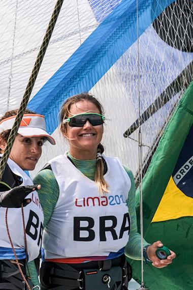 Martine Grael y Kahena Kunze de Brasil al final de competencia por las medallas de skiff femenino , en  los Juegos Lima 2019 en la Bahía de Paracas