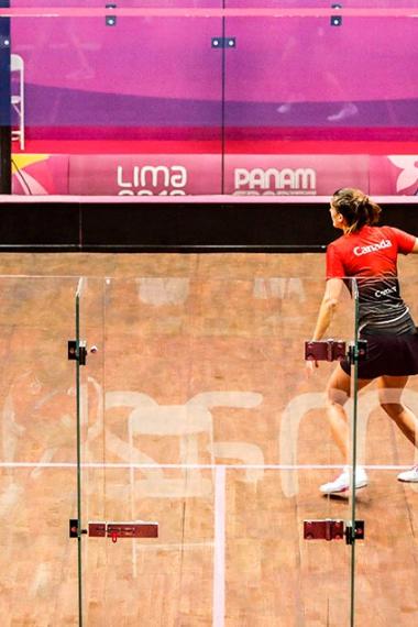 Samantha Cornett de Canadá, enfrente en competencia de squash a Pilar Etchechoury de Argentina