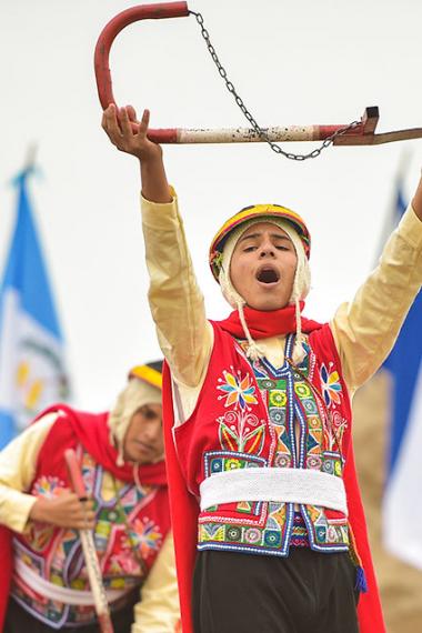 Artistas participan en demostración de danza folklórica en ceremonia de relevo de antorcha Parapanamericana en Lima 2019 en Pachacamac