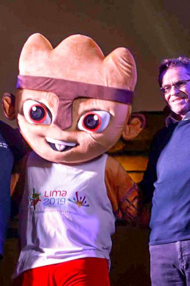 Jorge Muñoz, junto a Carlos Neuhaus y Milco saludan al público en Ceremonia de Relevo de Antorcha de los Parapanamericanos Lima 2019