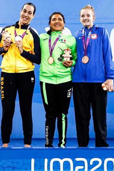 Mexico’s Matilde Alcazar (gold), Brazil’s Regina Nunes (silver) and USA’s Laurie Hermes proudly posing with their 100 m breaststroke S11 medals at the National Sports Village – VIDENA, Lima 2019.