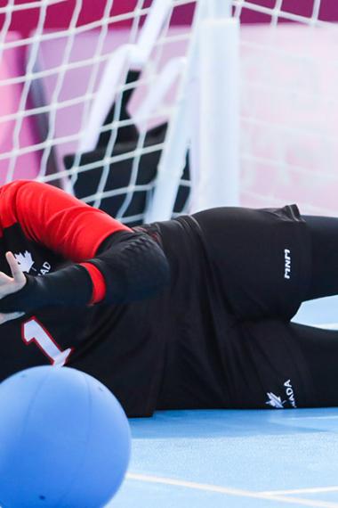 Maryam Salehizadeh de Canadá alcanza el balón en partido de gólbol contra Perú en la Villa Deportiva Regional del Callao en los Juegos Parapanamericanos Lima 2019