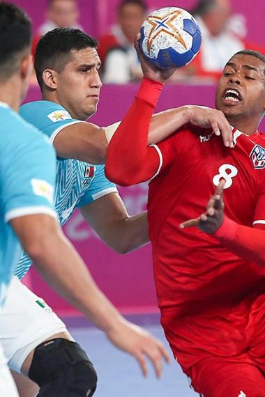 Jorge Nazario de Puerto Rico reacciona ante el equipo mexicano en partido de balonmano de los Juegos Lima 2019 en la Villa Deportiva Nacional – VIDENA