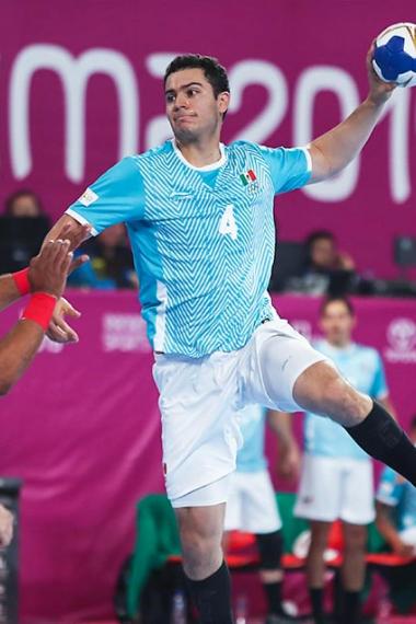 David Figueroa from Mexico with the ball competing against Puerto Rico in the handball match held at the National Sports Village – VIDENA at Lima 2019 Games