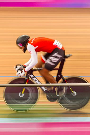 Philip Nijsane de Trinidad y Tobago avanza a toda velocidad en la competencia de Ciclismo de Pista, en los Juegos Lima 2019, en la Villa Deportiva Nacional – VIDENA.