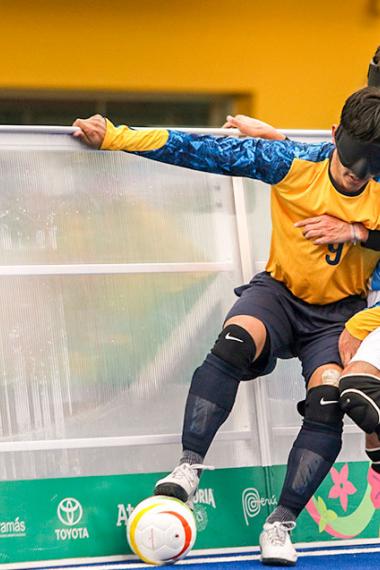 Thiago Da Silva de Brasil se disputa el balón con un jugador argentino en la competencia de fútbol 5 de Lima 2019 en el Complejo Deportivo Villa Maria del Triunfo