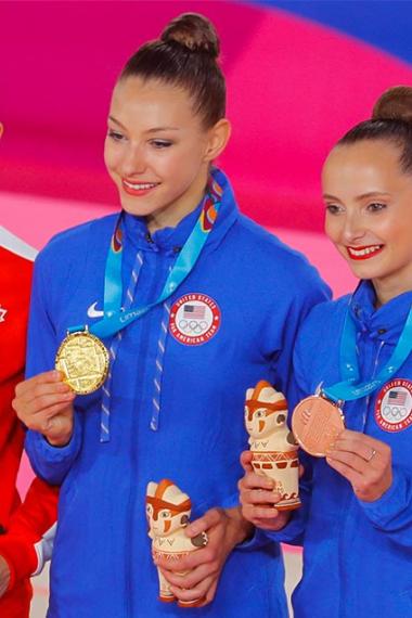 Katherine Uchida de Canadá (plata) y Evita Griskenas y Camila Feeley de USA, oro y bronce respectivamente, sonríen con sus medallas de gimnasia rítmica, en los Juegos Lima 2019, en el Polideportivo Villa El Salvador