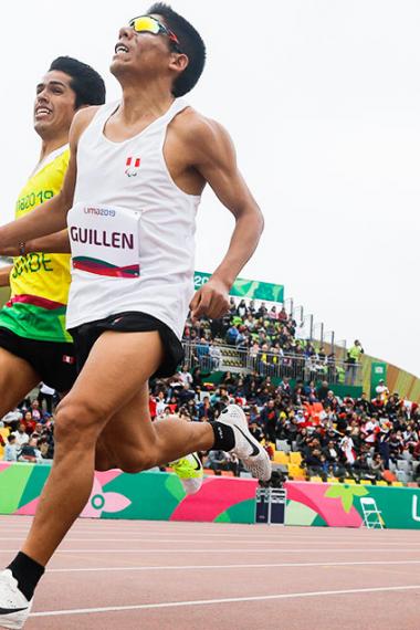 Rosbil Guillen de Perú corre junto a su guía Carlos Guevara en la competencia de Para atletismo hombres 5000 m T11 en la Villa Deportiva Nacional – VIDENA en Lima 2019