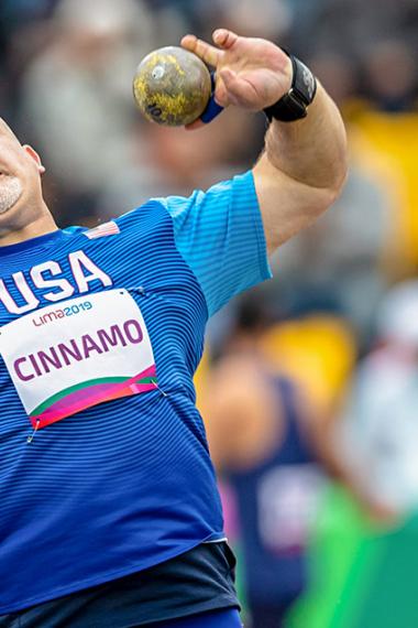 Joshua Cinnamo de EE. UU. compite en Para atletismo en la final de bala masculino F46 en la Villa Deportiva Nacional – VIDENA en Lima 2019
