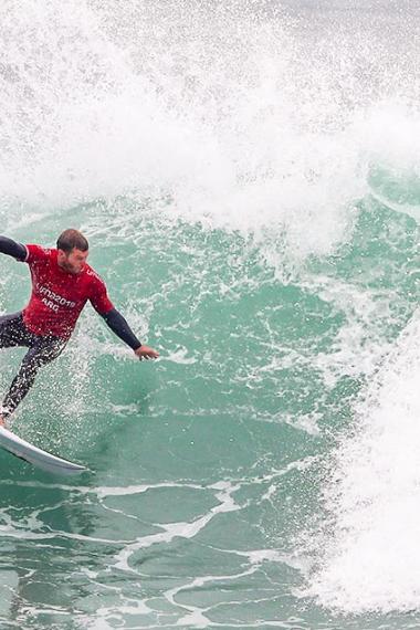 Leandro Usuna de Argentina demuestra su destreza sobre las olas en la competencia de Surf Open Masculino en los Juegos Lima 2019, en Punta Rocas