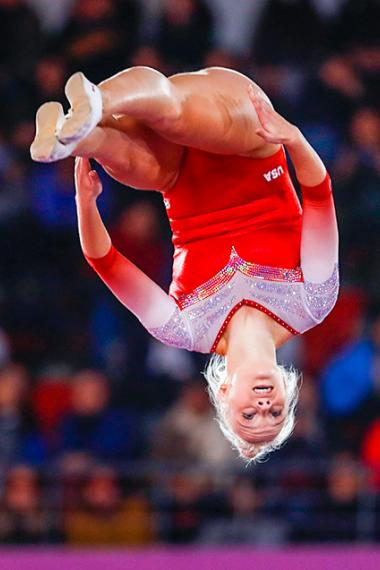 Gimnasta Nicole Ahsinger, Estados Unidos, realizando salto mortal y ganando medalla de plata para su país, en el Polideportivo de Villa El Salvador, en Lima 2019