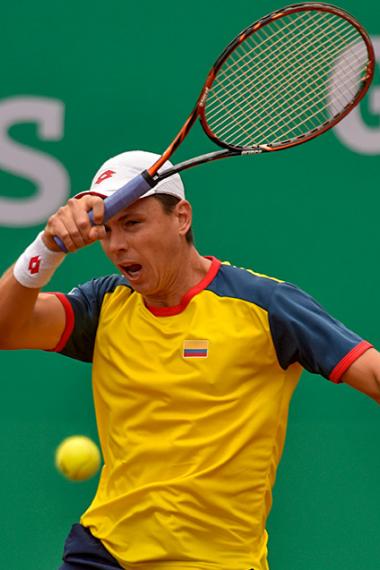 Alejandro González, tenista colombiano, golpeando pelota con raqueta de tenis en el Club Lawn Tennis