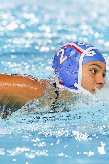 Dalia Grau de Cuba se enfrenta a Puerto Rico en competencia de wáter polo de los Juegos Lima 2019, en el Complejo Deportivo Villa María del Triunfo