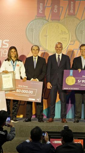 •	Carlos Neuhaus, Presidente del Comité Organizador, entregó premios en la ceremonia del IPD.