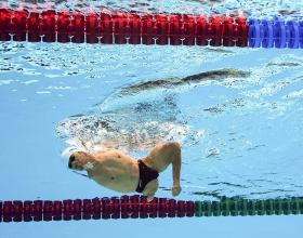Para nadador compite con gran fortaleza en prueba de velocidad