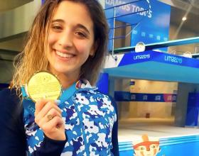 Photo of Argentinian swimmer showing the 400 m freestyle event gold medal 