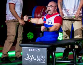 Juan Carlos Garrido celebrando su nuevo récord de para powerlifting