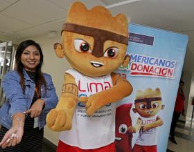 La mascota de los Juegos Lima 2019 visitó la sede del Ministerio de Ambiente para sensibilizar a todos en cuanto a donar sangre.