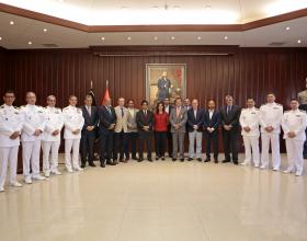 El expresidente del Comité Organizador de los Juegos recibió la Medalla Naval de honor al mérito en el Grado de Caballero.