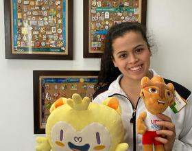 Ariana Orego con mascotas oficiales de Rio y Lima