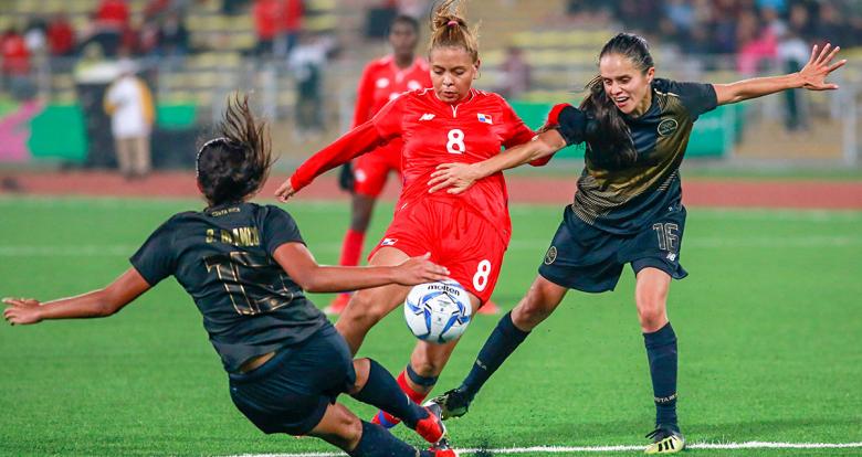 Panamanian María Bermúdez denied by Costa Rican defenders Laurie Batista and Katherine Alvarado