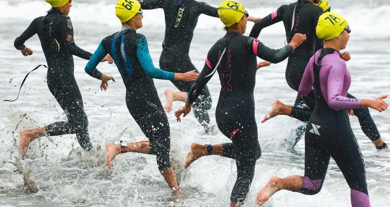 Atletas inician competencia de Triatlón 