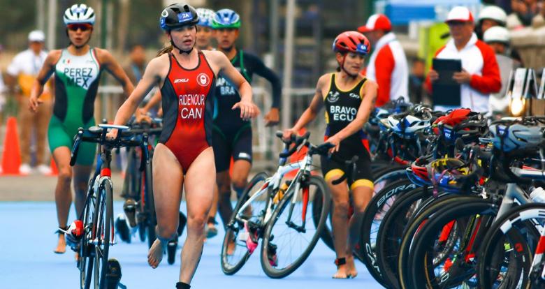 Desirae Ridenour, Cecilia Perez y Elizabeth Bravo presurosas en triatlón