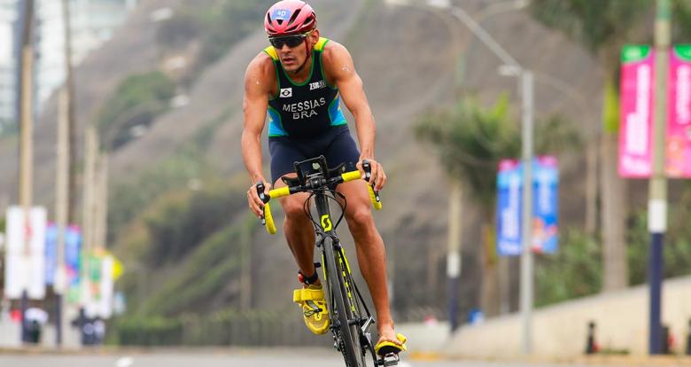 Manoel Messias during triathlon cycling leg