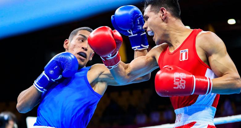 Peruvian and his defense against Orlando Martínez from Panama