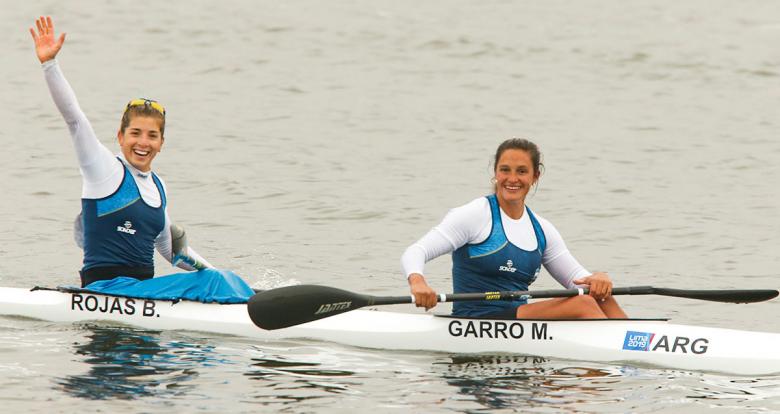 Brenda Rojas y María Brenda, en competencia de canotaje de velocidad femenino