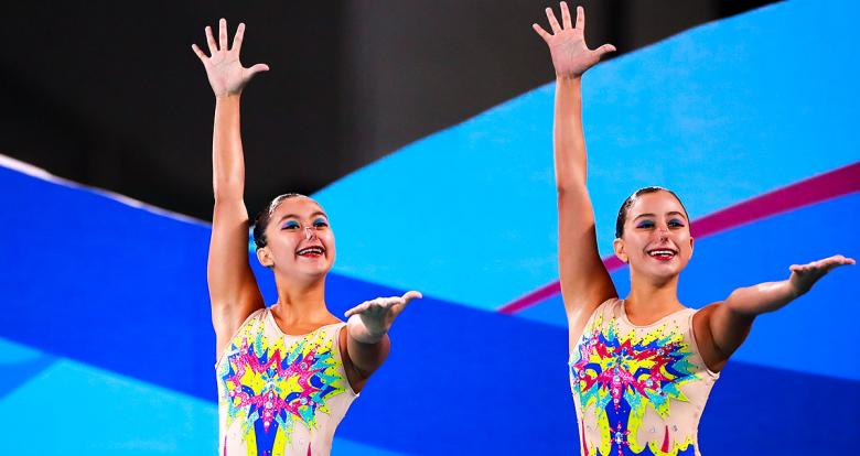 Fernanda Cruz Pineda y Grecia Mendoza Mendez saludando al público después de su notable participación, en los Juegos 2019, en la VIDENA.