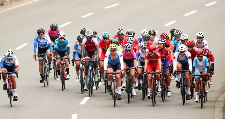Ciclistas femeninas de América en competencia de ciclismo de ruta de los Juegos Lima 2019 en la Costa Verde San Miguel