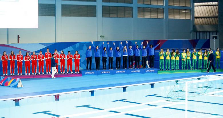 Equipos de Canadá (plata), EEUU (oro) y Brasil (bronce) posan orgullosos en el podio de waterpolo femenino de los Juegos Lima 2019 en el Complejo Deportivo Villa Maria del Triunfo