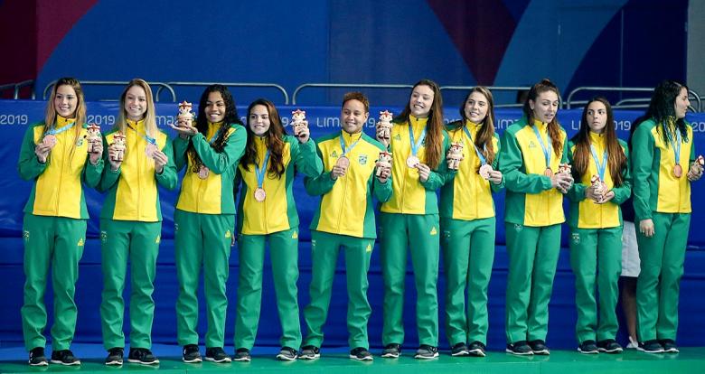 Equipo de Brasil de waterpolo femenino celebra haber obtenido medalla de bronce luego de vencer a Cuba en los Juegos Lima 2019 en el Complejo Deportivo Villa Maria del Triunfo