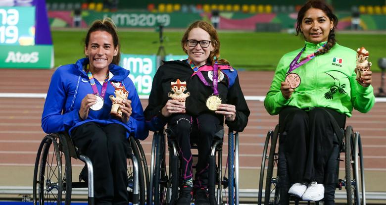 The United States’ Kelsey Lefevour, Bermuda’s Jessica Cooper Lewis and Mexico’s Laura Vasquez showing off their silver, gold and bronze medals, respectively, in the Lima 2019 women’s 100 m T53 competition at the National Sports Village - VIDENA