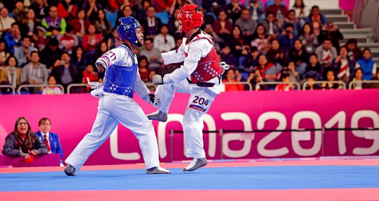 Peruvian William Fernandez against Venezuelan Orlando Figueroa in Para taekwondo at the Lima 2019 Parapan American Games.